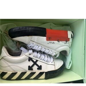 Off-White White Leather Arrow Low-Top Sneakers with Black Accents and Orange Tag
